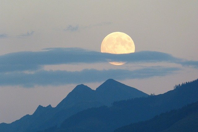 Lune-pleine-de-périgée-syzygie-au-dessus-des-montagnes-by-Alsen-pixabay